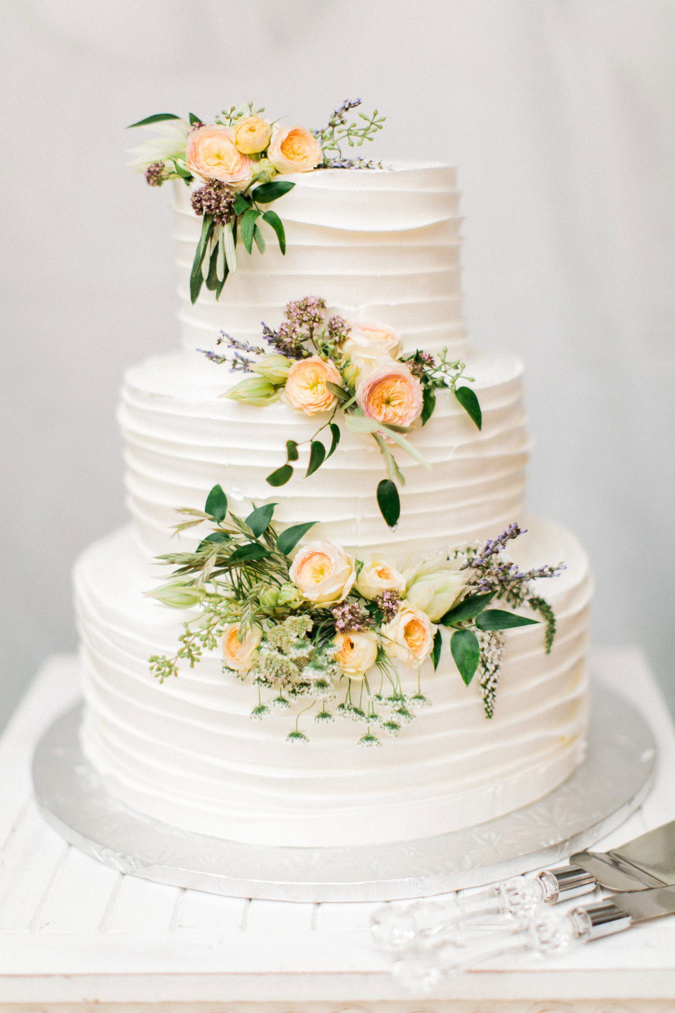 Cake with fresh flower decoration | Michigan Fine Art Wedding Photographer | Cory Weber Photography